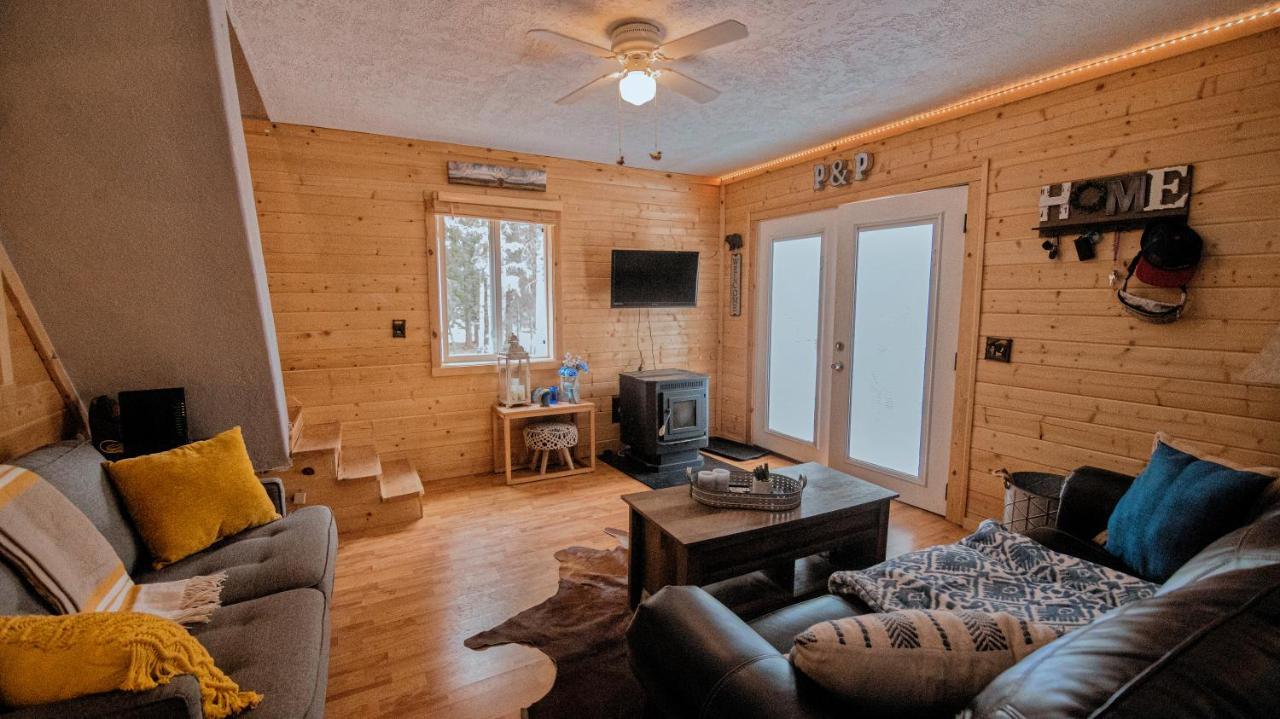Charming Blue Farmhouse Cabin Duck Creek Village المظهر الخارجي الصورة