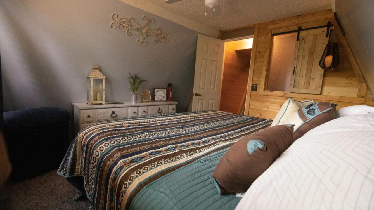 Charming Blue Farmhouse Cabin Duck Creek Village المظهر الخارجي الصورة