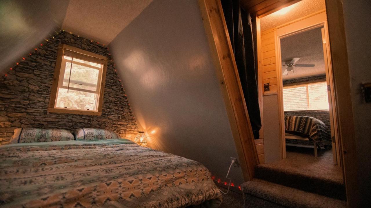 Charming Blue Farmhouse Cabin Duck Creek Village المظهر الخارجي الصورة